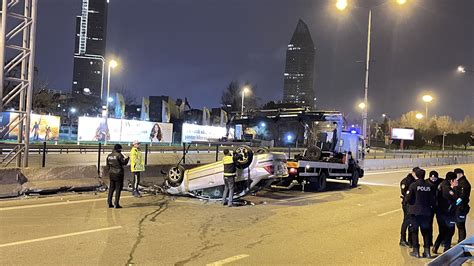 Kadıköy de bariyerlere çarpan otomobil ters döndü Yaralılar var