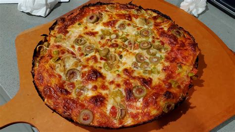 Cast iron pan pizza I made : r/Pizza