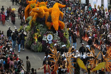 Semarak Pawai Bunga Dan Budaya Di Surabaya Republika Online