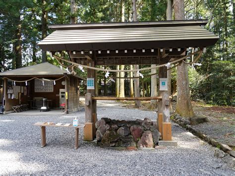 秋葉神社の総本宮「秋葉山本宮」 友達と遊ぶシャイなメイ ひぐらしノート