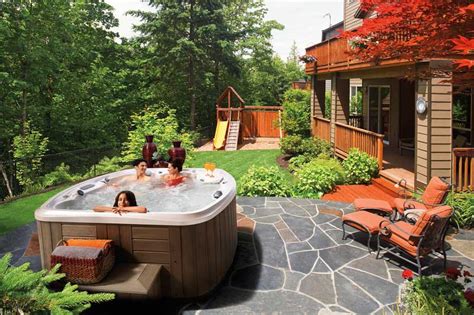 30 Stunning Garden Hot Tub Designs