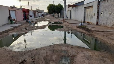 Esgoto estourado há pelo menos um mês revolta moradores na Vila Marcela