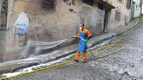 Comlurb faz higienização de ruas do Morro da Providência na Gamboa na