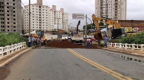 Ponte na Avenida Marechal Rondon é interditada devido a erosão em