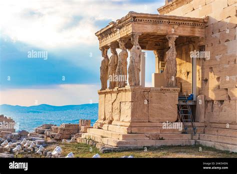 Detalles Figuras Esculturas Columnas De La Acr Polis De Atenas Con