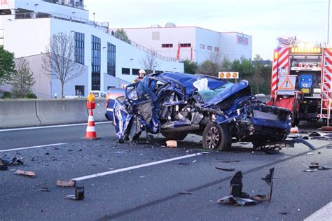 Bayreuth Fahrer Schl Ft Auf A Ein Auto Berschl Gt Sich Mehrfach