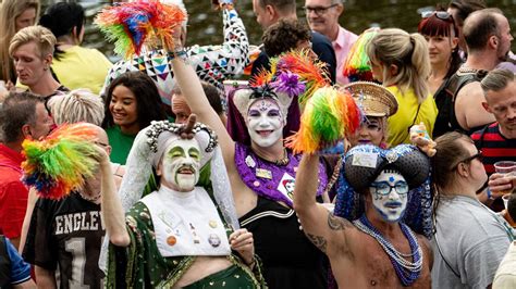 Straßensperrungen Verkehrsbehinderungen beim Christopher Street Day in