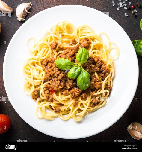 Spaghetti Bolognese In Wei E Platte Auf Dunklen Tisch Aus Stein