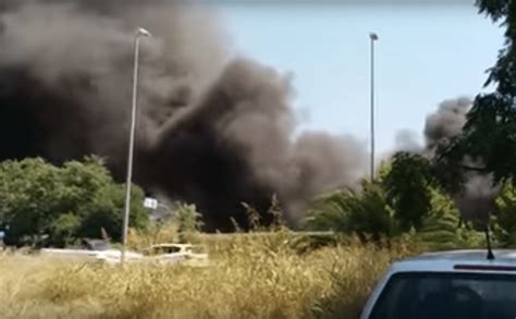 Acilia Spaventoso Incendio A Ridosso Di Via Del Mare Fumo Nero In