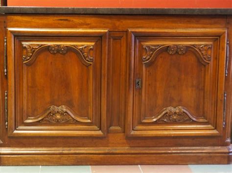 Lot de Buffet bas Louis XIV en noyer mouluré et sculpté à décor de