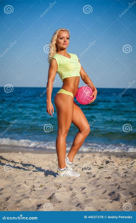 Mujer De La Playa En El Bikini Que Lleva A Cabo Un Voleibol Foto De