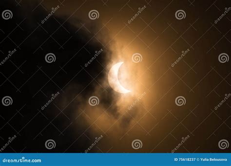 Eclipse solar parcial imagen de archivo. Imagen de sistema - 75618237