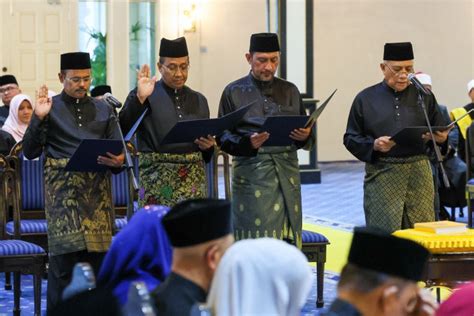 Getaran Politik 8 Adun Bn 2 Ph Angkat Sumpah Exco Pahang