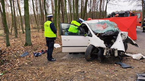 Tragiczny wypadek pod Jarocinem Nie żyje 29 letni kierowca a jego