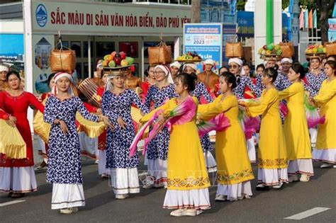 Binh Thuan opens street festival for first time