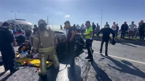 Sultangazi de feci kaza İki araç kafa kafaya çarpıştı Son Dakika