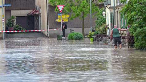 Heftige Unwetter in Deutschland Schlammkruste überzieht Dorf DWD