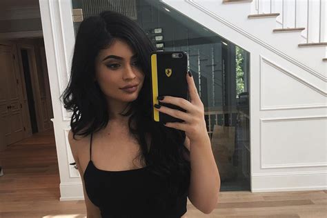 Kylie Jenners Mirror Guarantees Perfect Selfies Teen Vogue