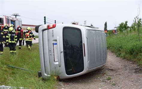 Straßensperre nach Fahrzeugüberschlag FF Oberwaltersdorf