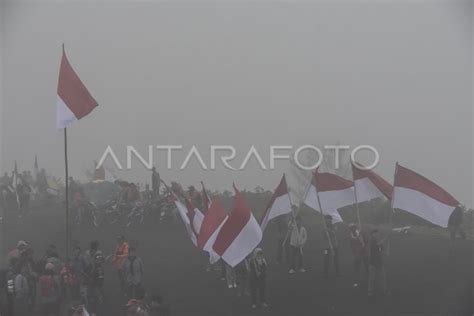 Pengibaran Bendera Merah Putih Di Gunung Galunggung Antara Foto