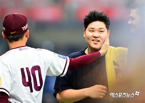 장정석 감독의 축하 받는 한현희 포토 네이트 스포츠