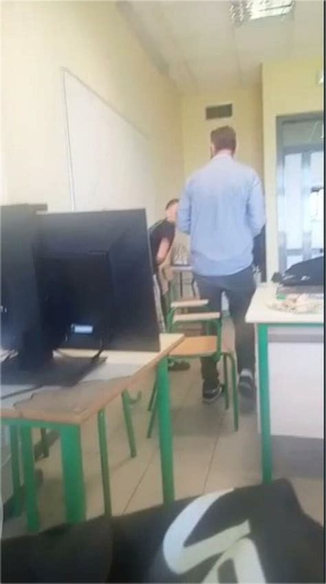 Studente Lo Prende In Giro Il Prof Lo Colpisce Con Un Pugno Choc A Scuola