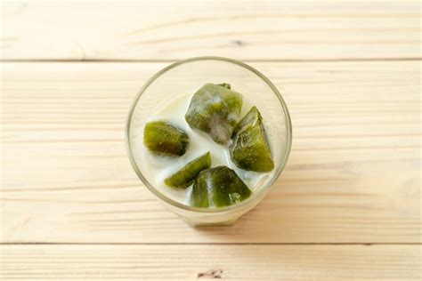 Cubo De Hielo Matcha T Verde Con Leche Foto Premium