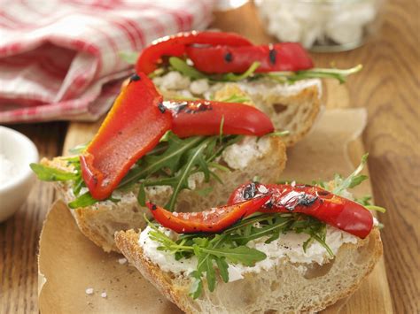 Italienisches Weißbrot Ciabatta Mit Ziegenkäse Rauke Und Paprika Vom