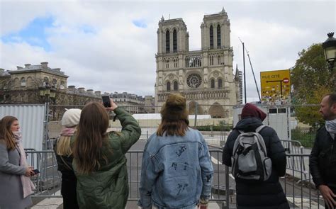 Paris plus dun an après lincendie le Parvis de Notre Dame rouvre