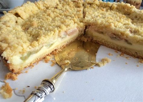 Rhabarberkuchen Mit Quark Vanille Creme Und Streuseln Von Mietzi