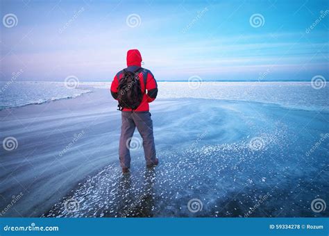 Homem E Gelo Do Inverno Foto De Stock Imagem 59334278