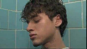 Jóvenes besándose en el baño XVIDEOS