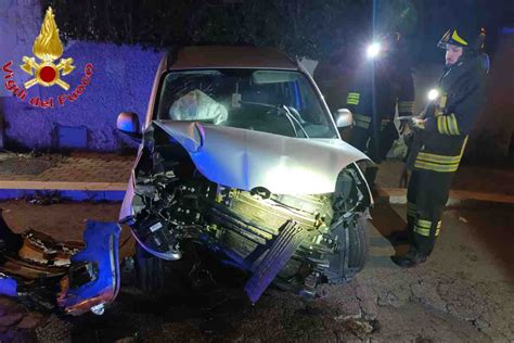 Grave Incidente A Santa Marinella Ragazza Finisce Contro Un Albero FOTO