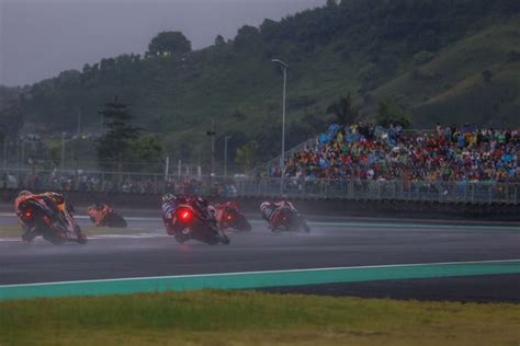 Foto Kala Menonton Motogp Mandalika Pertama Kali Di Tengah Hujan