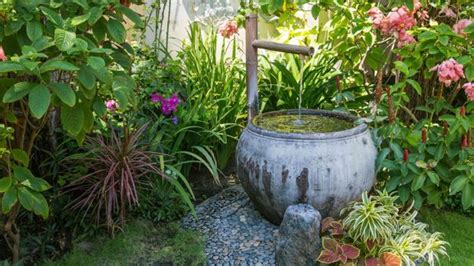 Sichtschutz Gartenmauer Mit Kleinem Wasserfall Bild Sch Ner Wohnen