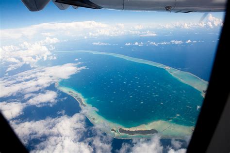 ANTOINE BOUREAU Vue aérienne de l île atoll de Apataki Archipel des