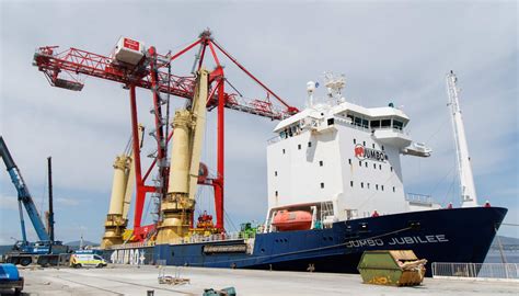 First Of Two Liebherr Sts Cranes Arrive In Peel Ports Port Of Greenock Heavy Lift News