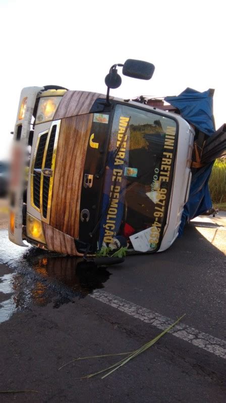 Caminh O Carregado De Ferro Tomba Na Sp Em Parapu R Dio Life Fm