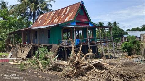 Pemprov Sulsel Salurkan Bantuan Ton Beras Ke Korban Banjir Di