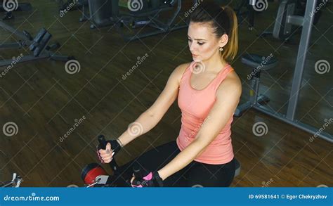 Mujer Joven Que Dobla Los M Sculos En La M Quina Del Gimnasio Almacen