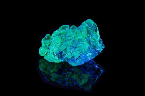 12 Rocks And Minerals That Glow Under Uv Light And Black Light How To