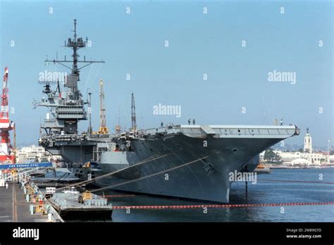 Una Vista De Arco A Estribor Del Portaaviones USS RANGER CV 61 Atado