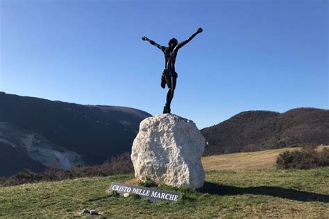 Il Cristo Delle Marche La Scultura Che Abbraccia La Regione Youtvrs