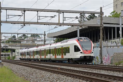 RABe 523 056 auf der S1 fährt Richtung Bahnhof Muttenz Bahnbilder de