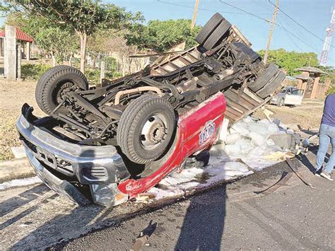 Volcó Camión Cargado de Hielo Periódico El Orbe