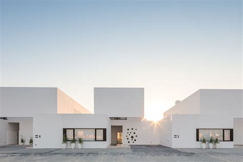 Associated Architects Partnership Completes Five Villas With Clear