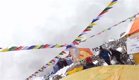 Terrifying Footage Of The Avalanche That Defined Everest S Deadliest