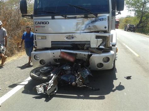 G1 Motociclista morre após colidir de frente carreta na BR 316 no