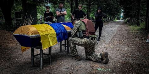 Schlachtfelder In Der Ukraine Leichen Suchen Mit Schwarze Tulpe Taz De