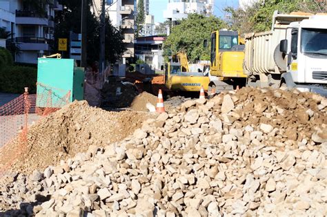 Obras de macrodrenagem alteram trânsito na rua Vidal Ramos Portal Rio